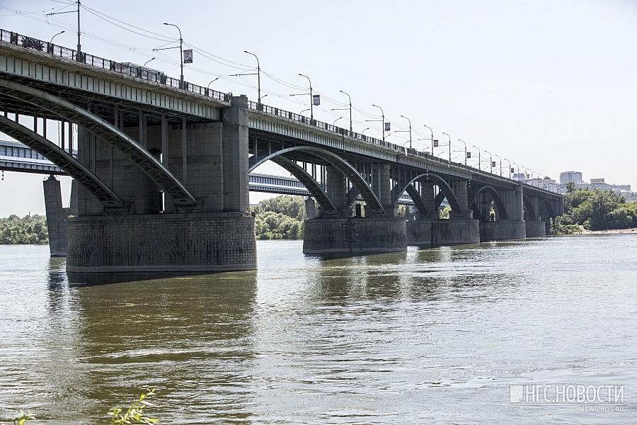 Стояли за перилами: с Октябрьского моста сняли двух мужчин