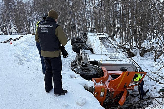 На Камчатке в реку с моста упала вахтовка с рабочими, пострадали 10 человек