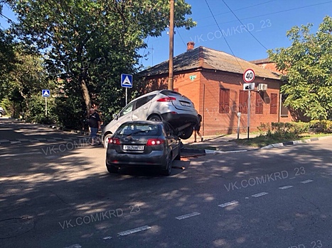 «Поиграли в чехарду»: странная авария произошла в Ейске