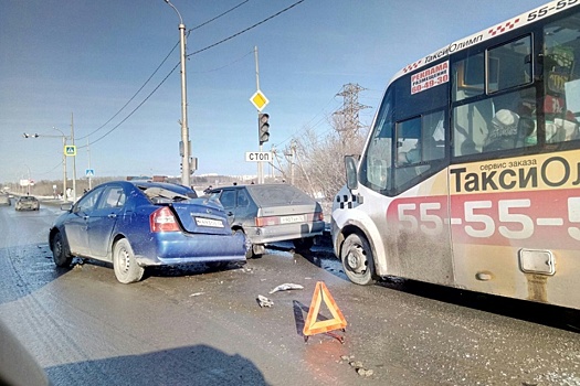 На Алебашевской водитель «Урала» собрал две легковушки