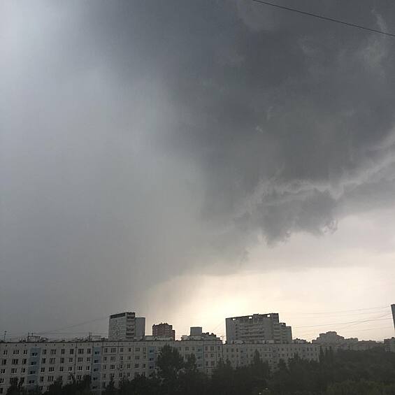 Погода в Москве резко ухудшилась – на столицу обрушился шквалистый ветер с порывами до 20 метров в секунду, сильный дождь, местами град и гроза. 