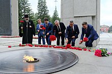 Новосибирский губернатор возложил цветы к Вечному огню