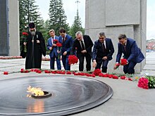 Новосибирский губернатор возложил цветы к Вечному огню
