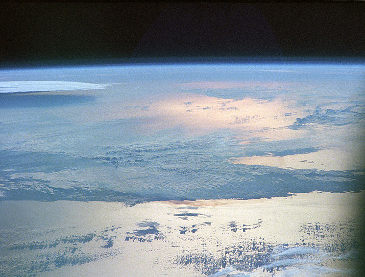 Вид на Землю с космической станции "Салют-7". Съемка выполнена космонавтами Александром Волковым, Виктором Савиных и Владимиром Васютиным, 6 июня 1986 года