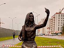 Жителей Дзержинского возмутил «эротический подтекст» в памятнике учительнице