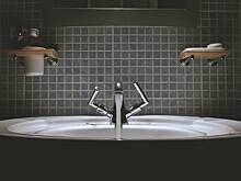 Домохозяек призвали покрыть плитку в ванной ацетоном