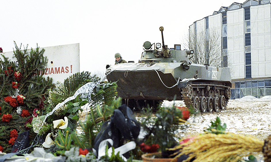 Бронетехника у телецентра в январе 1991 года