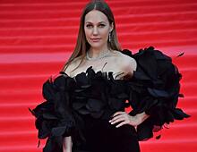 На первом плане — стройность: Мерьем Узерли в мерцающем платье с рукавами-воланами появилась на фестивале в Москве