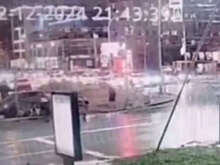 На видео попало, как в Петербурге Geely задавила толпу пешеходов