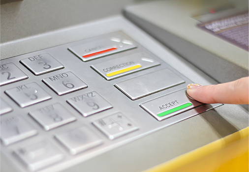 Россиянке заблокировали все банковские карты из-за нового закона. Так будет с каждым?