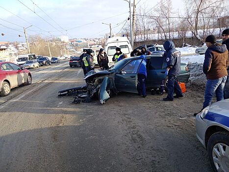 Автомобиль выбросило на встречку на Волочаевской: два человека пострадали