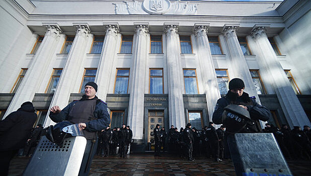 Протестующие ворвались в здание Рады
