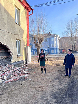 Только часть жителей дома с обрушевшейся стеной в Кузбассе получила временное жилье