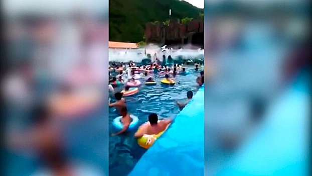 По волнам: в Китае более 40 человек получили травмы при катании на аттракционе