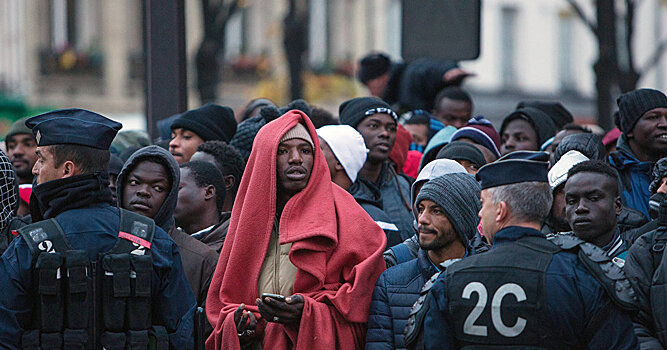 Valeurs Actuelles (Франция): пакт об убежище и иммиграции — лицемерие вокруг несовершеннолетних