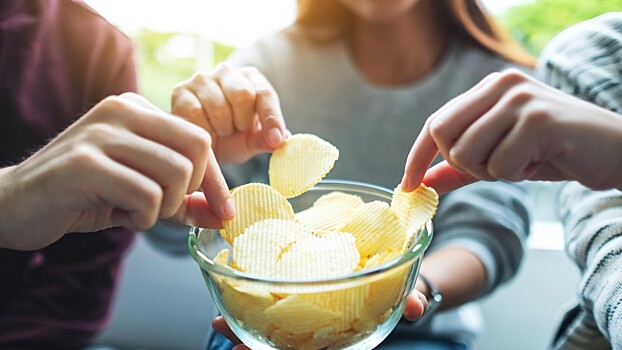 Цены на чипсы могут вырасти: Россия рассматривает введение акциза на чипсы