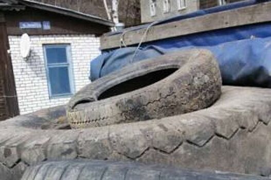 С улицы Урицкого во Владимире вывезли 2,5 куб. метров старых шин