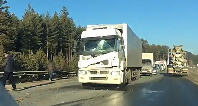 Из-за столкновения двух фур ЕКАД между Верхней Пышмой и Берёзовским встал в пробку