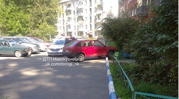 "До хаты доехал": пьяный новокузнецкий автолюбитель заехал на бордюр около жилого дома