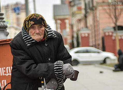 Москвичей призвали делиться с бездомными одеждой