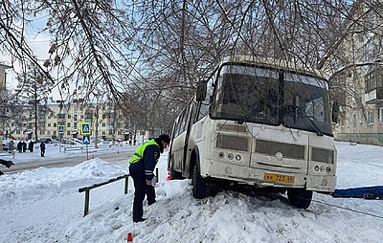 На Урале человек погиб из-за въезда автобуса на тротуар
