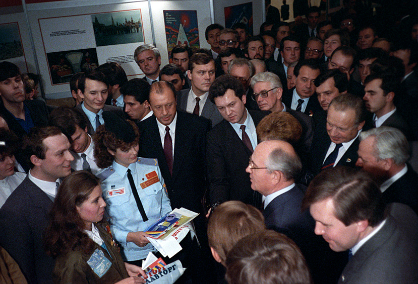 Празднование 70-летия Ленинского комсомола. Генеральный секретарь ЦК КПСС Михаил Горбачев во время встречи с молодежью, 1988 год