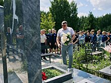 Представители «Сибири» побывали на могиле Андрея Тарасенко в годовщину его смерти