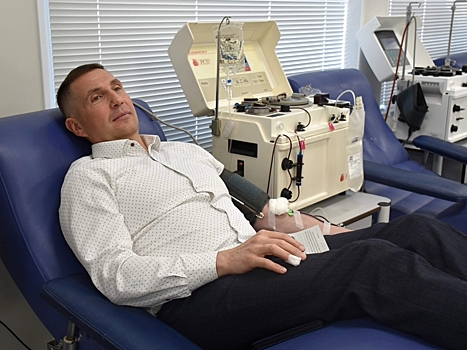 Олег Денисов сдал кровь в преддверии Национального дня донора