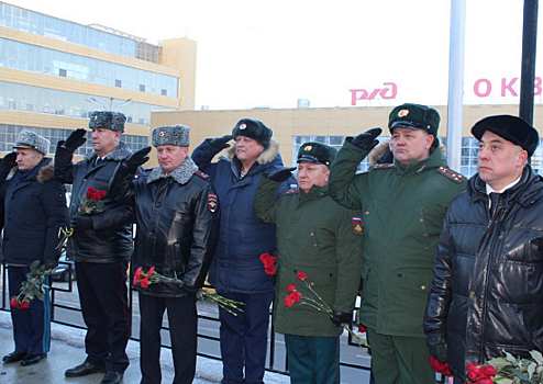 Военнослужащие ЦВО в Башкирии возложили цветы к памятнику "Землякам, ушедшим на фронт" в День защитника Отечества