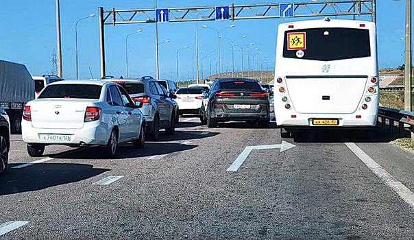 Туристы пожаловались на огромную пробку при въезде в Крым по мосту