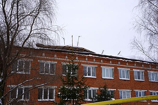 Обрушившуюся под тяжестью снега кровлю общежития в Малой Пурге должны восстановить до 15 марта