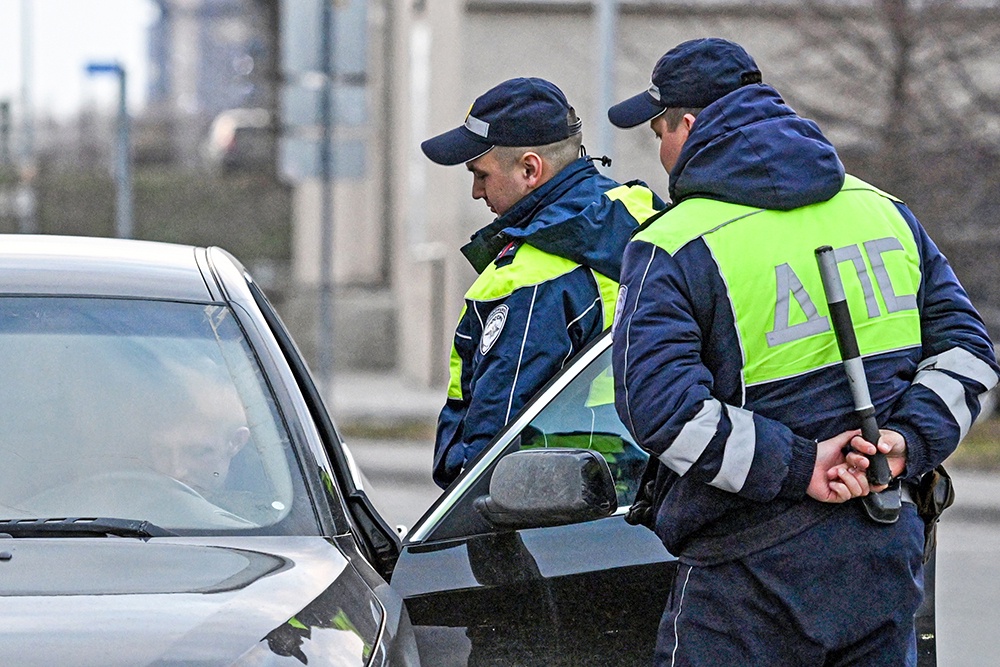 За госномер авто без триколора, полученный до 1 января 2025 года, не накажут