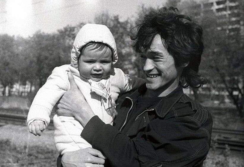 Виктор Цой с сыном Сашей.
