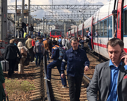 Два вагона электрички с людьми сошли с рельсов в Москве