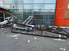 Ветер снес огромную металлическую вывеску в центре Махачкалы