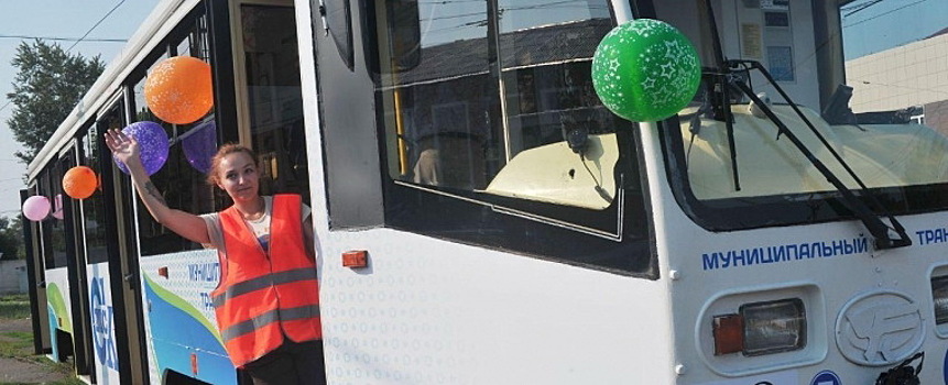 В Омске на рельсы запустили второй московский трамвай