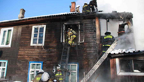 Петрозаводские пожарные спасли пенсионерку из горящего дома
