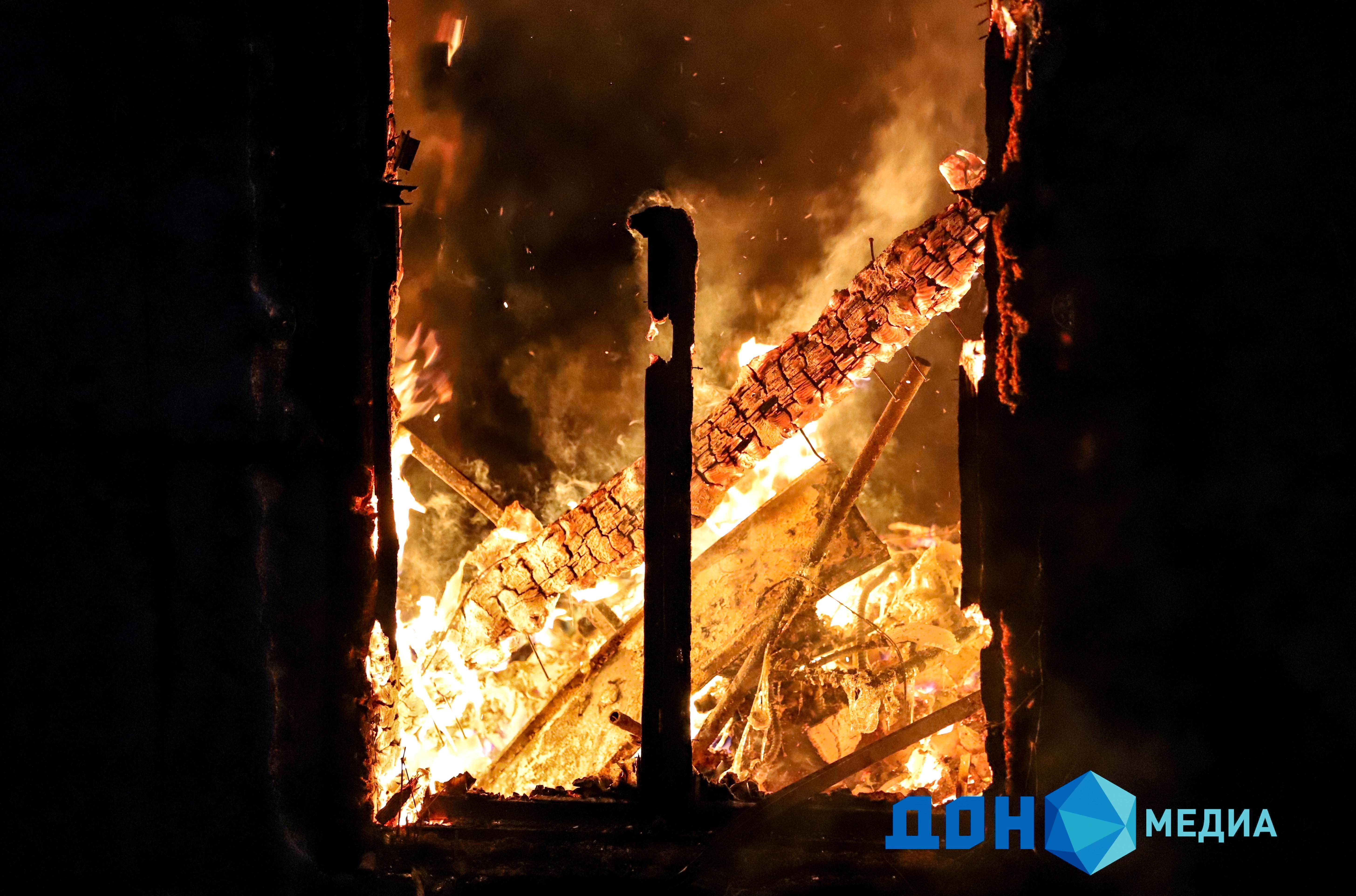 В Азове разгорелся пожар в строящемся здании школы