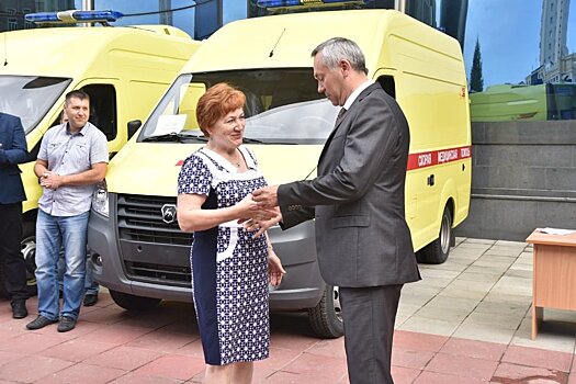 Новосибирский губернатор вручил медикам ключи от новых "скорых"