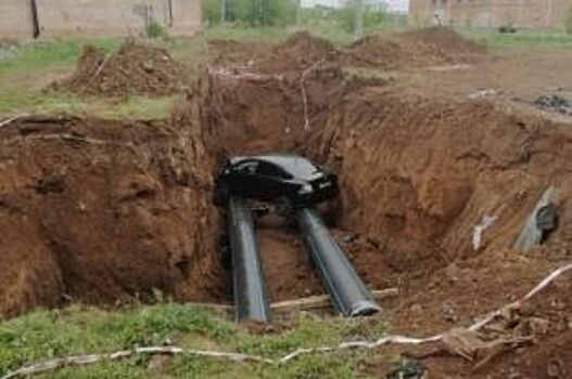 В Оренбурге Volkswagen слетел в траншею после наезда на велосипедиста