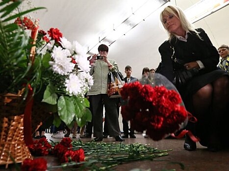 В Москве несут цветы к станции метро "Лубянка" в годовщину теракта