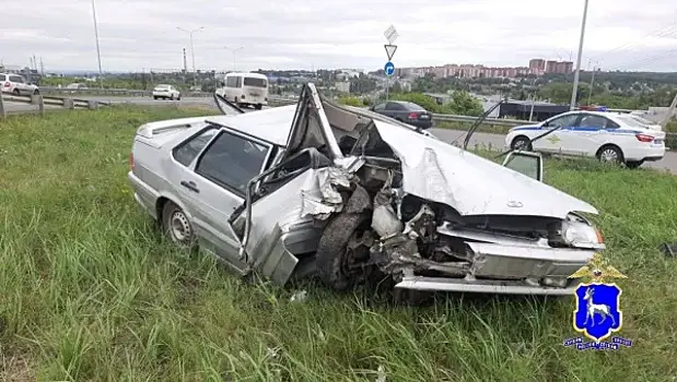 В Самаре 28 июня легковушка влетела в фонарный столб