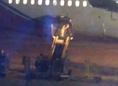 В сочинском аэропорту наказали грузчика, бросавшегося багажом