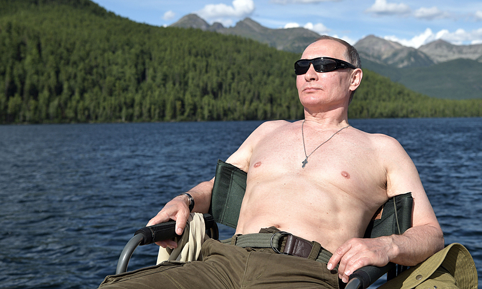 2017 год. Владимир Путин загорает во время рыбалки на каскаде горных озер в Республике Тыва. 
