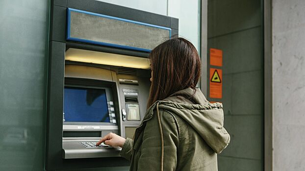 Деньги россиян стали чаще похищать через банкоматы