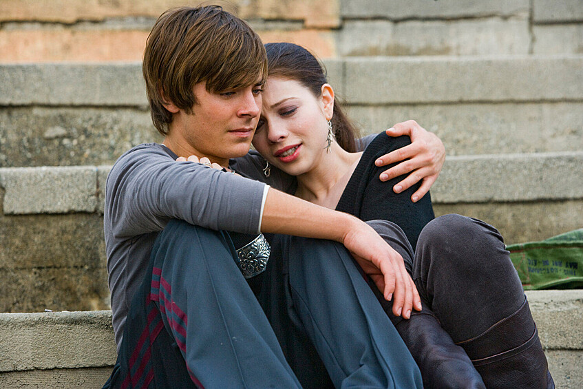 Актеры Зак Эфрон и Мишель Трахтенберг в фильме «Папе снова 17» (2009)