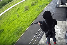 По Екатеринбургу свободно разгуливает молодой человек с винтовкой