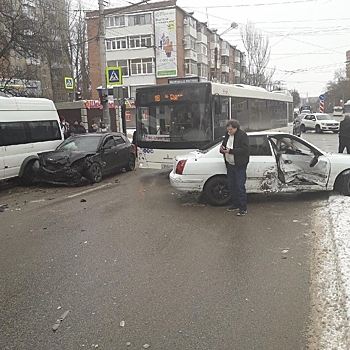 В Ростове на площади Дружинников столкнулись Mazda и Hyundai