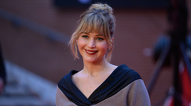 Дженнифер Лоуренс вышла в свет в юбке с экстремальным разрезом