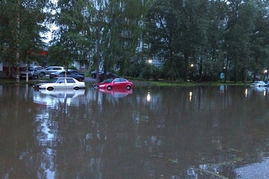 Ливень затопил автовокзал в Великом Новгороде и повредил декорации Малого театра